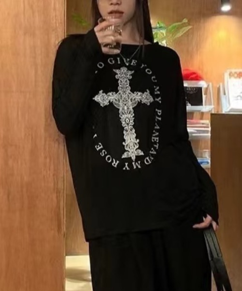 DIAVEL（ディアベル）の「クロスグラフィック ロンT／Dark Y2K Mood（Tシャツ/カットソー・レディース・ブラック/ホワイト・M）」の8枚目の写真