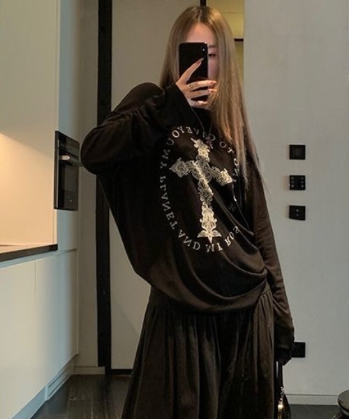 DIAVEL（ディアベル）の「クロスグラフィック ロンT／Dark Y2K Mood（Tシャツ/カットソー・レディース・ブラック/ホワイト・M）」の13枚目の写真