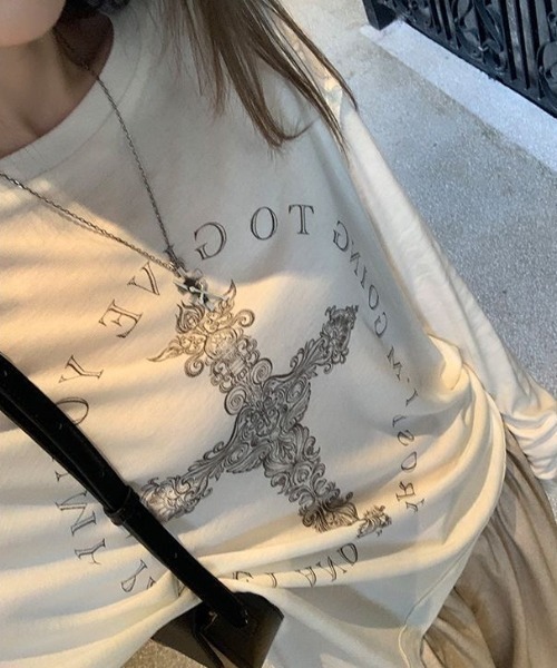 DIAVEL（ディアベル）の「クロスグラフィック ロンT／Dark Y2K Mood（Tシャツ/カットソー・レディース・ブラック/ホワイト・M）」の9枚目の写真