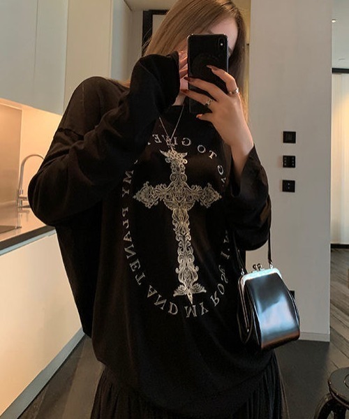 DIAVEL（ディアベル）の「クロスグラフィック ロンT／Dark Y2K Mood（Tシャツ/カットソー・レディース・ブラック/ホワイト・M）」の12枚目の写真