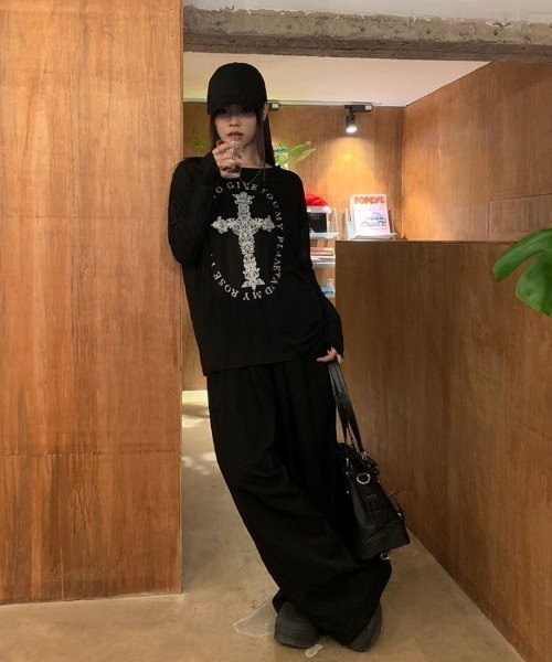DIAVEL（ディアベル）の「クロスグラフィック ロンT／Dark Y2K Mood（Tシャツ/カットソー・レディース・ブラック/ホワイト・M）」の14枚目の写真
