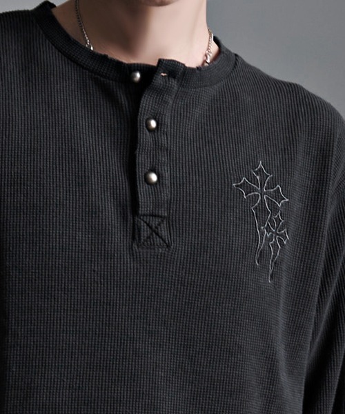 SILVER BULLET（シルバーバレット）の「『SILVER BULLET SELECT AP/シルバーバレットセレクト』ヴィンテージ風クロス刺繍ワッフルダメージロンT（Tシャツ/カットソー・メンズ・グレー/ブラック/チャコール・L/M）」の4枚目の写真