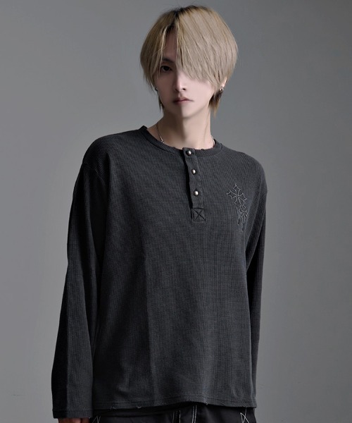 SILVER BULLET（シルバーバレット）の「『SILVER BULLET SELECT AP/シルバーバレットセレクト』ヴィンテージ風クロス刺繍ワッフルダメージロンT（Tシャツ/カットソー・メンズ・グレー/ブラック/チャコール・L/M）」の5枚目の写真