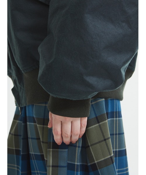 Barbour（バブアー）の「JBS フライト ジャケット（MA-1（ユニセックス））（MA-1・メンズ・ブラック/グリーン・SMALL/MEDIUM/LARGE）」の8枚目の写真