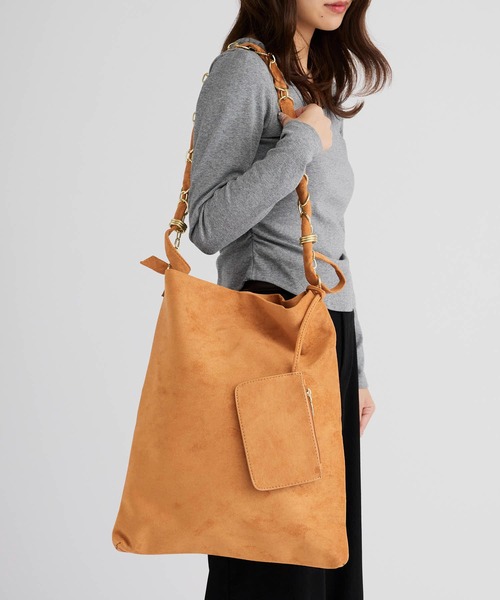 AO2(アオズ)の「Ring Handle Faux Suede Tote Bag with Pouch / ポーチ付き リングハンドル フェイクスエードトートバッグ(トートバッグ・レディース・ブラック/レッド/ブラウン/ベージュ・FREE)」の4枚目の写真