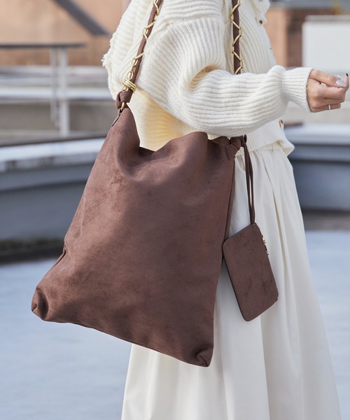 AO2(アオズ)の「Ring Handle Faux Suede Tote Bag with Pouch / ポーチ付き リングハンドル フェイクスエードトートバッグ(トートバッグ・レディース・ブラック/レッド/ブラウン/ベージュ・FREE)」の3枚目の写真