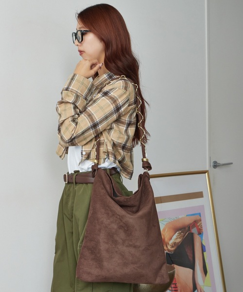 AO2(アオズ)の「Ring Handle Faux Suede Tote Bag with Pouch / ポーチ付き リングハンドル フェイクスエードトートバッグ(トートバッグ・レディース・ブラック/レッド/ブラウン/ベージュ・FREE)」の7枚目の写真