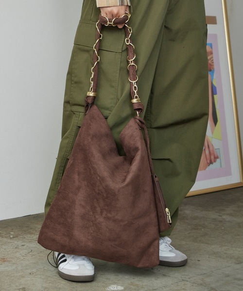 AO2(アオズ)の「Ring Handle Faux Suede Tote Bag with Pouch / ポーチ付き リングハンドル フェイクスエードトートバッグ(トートバッグ・レディース・ブラック/レッド/ブラウン/ベージュ・FREE)」の9枚目の写真