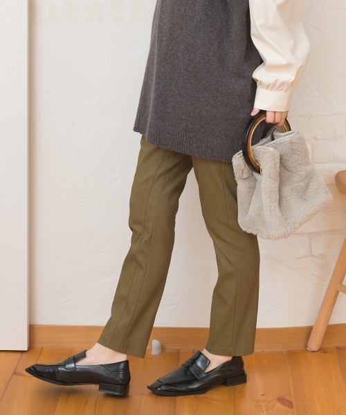 OMNES(オムネス)の「美脚ストレッチ テーパードシルエットタックパンツ(その他パンツ・レディース・ブルー/ブラック/カーキ/イエロー・SMALL/MEDIUM/LARGE)」の3枚目の写真