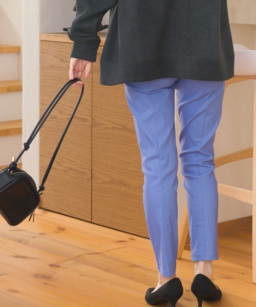OMNES(オムネス)の「美脚ストレッチ テーパードシルエットタックパンツ(その他パンツ・レディース・ブルー/ブラック/カーキ/イエロー・SMALL/MEDIUM/LARGE)」の18枚目の写真
