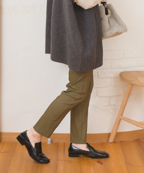 OMNES(オムネス)の「美脚ストレッチ テーパードシルエットタックパンツ(その他パンツ・レディース・ブルー/ブラック/カーキ/イエロー・SMALL/MEDIUM/LARGE)」の12枚目の写真