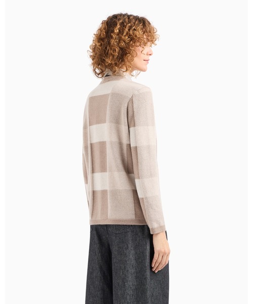 EMPORIO ARMANI(エンポリオアルマーニ)の「【エンポリオ アルマーニ】アイコン Vネックカーディガン バージンウール プレーティング チェックモチーフ(カーディガン/ボレロ・レディース・ベージュ系・MEDIUM/SMALL/X-SMALL)」の3枚目の写真