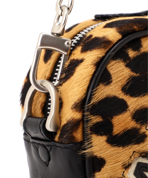 AVIREX（アヴィレックス）の「《直営店限定》LX VARSITY LEATHER HEART CHAIN BAG（ショルダーバッグ・レディース・レオパード/マスタード・F）」の10枚目の写真