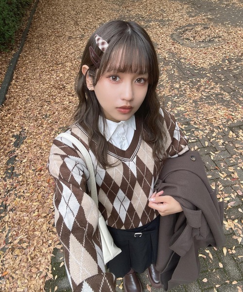 AS KNOW AS plus（アズノゥアズプラス）の「♪シャツドッキング Vネック アーガイル柄ニットプルオーバー（ニット/セーター・レディース・ブラウン系/レッド系/ネイビー系・FREE）」の2枚目の写真