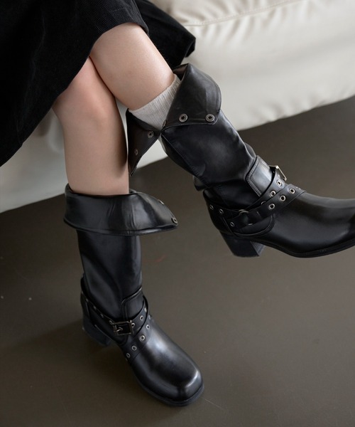 UNE MANSION（ユヌマンション）の「【サイドボタンを閉めてロングに、開けて折り返して履ける２way仕様】5cmヒールスクエアトゥクロスベルトユニークブーツ（ブーツ・レディース・ベージュ/ブラック・23.0cm/24.0cm/25.0cm）」の2枚目の写真