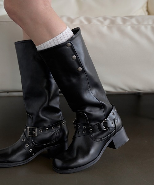 UNE MANSION（ユヌマンション）の「【サイドボタンを閉めてロングに、開けて折り返して履ける２way仕様】5cmヒールスクエアトゥクロスベルトユニークブーツ（ブーツ・レディース・ベージュ/ブラック・23.0cm/24.0cm/25.0cm）」の6枚目の写真