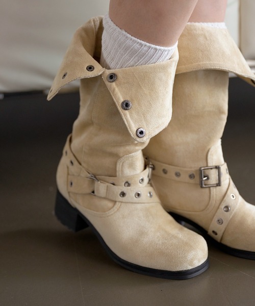 UNE MANSION（ユヌマンション）の「【サイドボタンを閉めてロングに、開けて折り返して履ける２way仕様】5cmヒールスクエアトゥクロスベルトユニークブーツ（ブーツ・レディース・ベージュ/ブラック・23.0cm/24.0cm/25.0cm）」の18枚目の写真