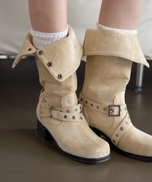 UNE MANSION（ユヌマンション）の「【サイドボタンを閉めてロングに、開けて折り返して履ける２way仕様】5cmヒールスクエアトゥクロスベルトユニークブーツ（ブーツ・レディース・ベージュ/ブラック・23.0cm/24.0cm/25.0cm）」の19枚目の写真