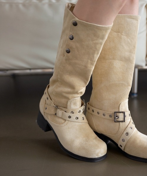 UNE MANSION（ユヌマンション）の「【サイドボタンを閉めてロングに、開けて折り返して履ける２way仕様】5cmヒールスクエアトゥクロスベルトユニークブーツ（ブーツ・レディース・ベージュ/ブラック・23.0cm/24.0cm/25.0cm）」の12枚目の写真