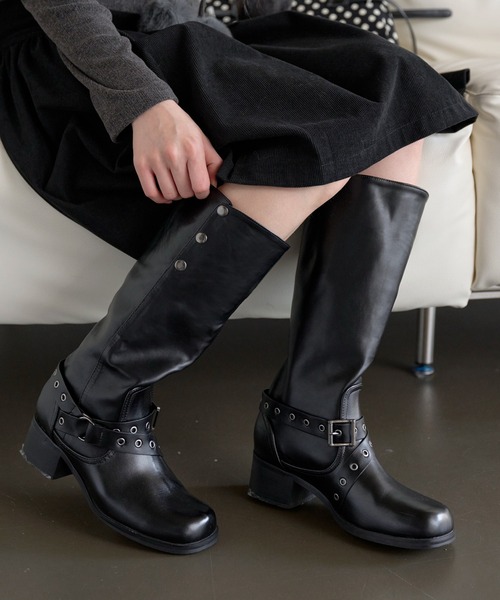 UNE MANSION（ユヌマンション）の「【サイドボタンを閉めてロングに、開けて折り返して履ける２way仕様】5cmヒールスクエアトゥクロスベルトユニークブーツ（ブーツ・レディース・ベージュ/ブラック・23.0cm/24.0cm/25.0cm）」の9枚目の写真