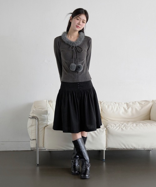 UNE MANSION（ユヌマンション）の「【サイドボタンを閉めてロングに、開けて折り返して履ける２way仕様】5cmヒールスクエアトゥクロスベルトユニークブーツ（ブーツ・レディース・ベージュ/ブラック・23.0cm/24.0cm/25.0cm）」の7枚目の写真