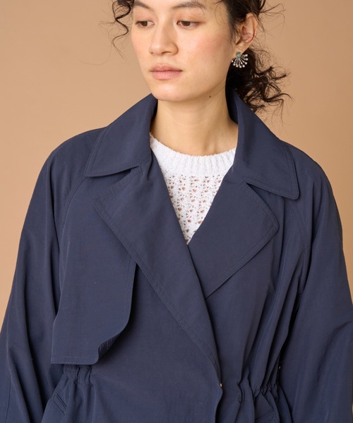 INED(イネド)の「ジャックスパロンタッサー ショートトレンチジャケット(トレンチコート・レディース・キャメル/ネイビー・7号/9号)」の10枚目の写真
