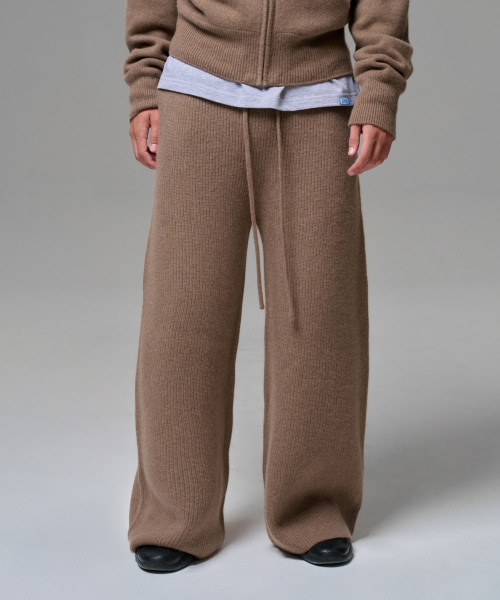 ERA(エラ)の「MEN CASHMERE BLEND RELAXED KNIT SWEATPANTS - NEUTRAL BROWN(スウェットパンツ・メンズ・ブラウン・OS)」の2枚目の写真
