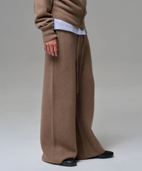 ERA(エラ)の「MEN CASHMERE BLEND RELAXED KNIT SWEATPANTS - NEUTRAL BROWN(スウェットパンツ・メンズ・ブラウン・OS)」の3枚目の写真