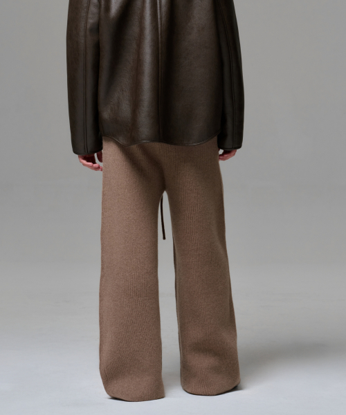 ERA(エラ)の「MEN CASHMERE BLEND RELAXED KNIT SWEATPANTS - NEUTRAL BROWN(スウェットパンツ・メンズ・ブラウン・OS)」の4枚目の写真