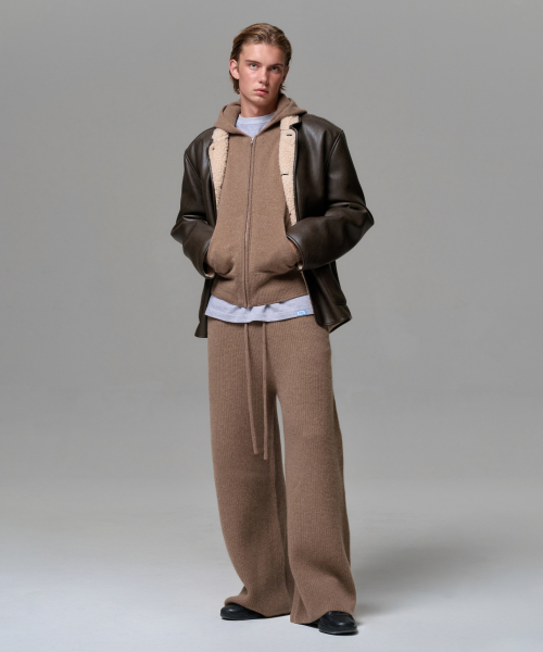 ERA(エラ)の「MEN CASHMERE BLEND RELAXED KNIT SWEATPANTS - NEUTRAL BROWN(スウェットパンツ・メンズ・ブラウン・OS)」の5枚目の写真