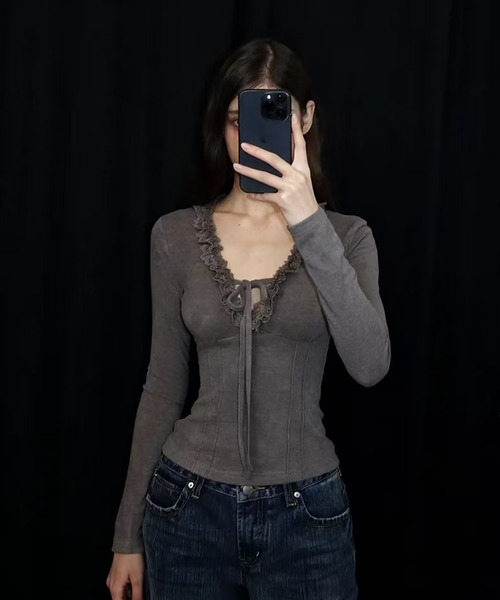 AsheKsha(アシクシャ)の「Vネックレースフリルリボン付き長袖トップス(シャツ/ブラウス・レディース・ブラウン/ダークグレー・M)」の16枚目の写真