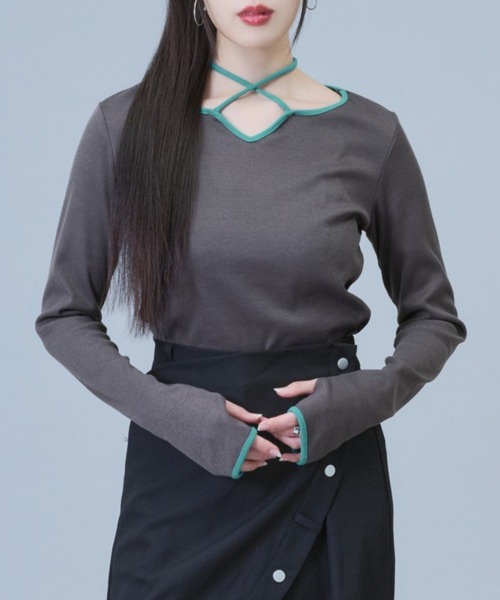 Ellno de Mavie(エルノデメヴィ)の「バイカラーチョーカートップス(Tシャツ/カットソー・レディース・チャコール/ブラック・FREE)」の2枚目の写真