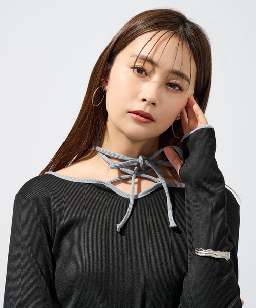Ellno de Mavie(エルノデメヴィ)の「バイカラーチョーカートップス(Tシャツ/カットソー・レディース・チャコール/ブラック・FREE)」の4枚目の写真
