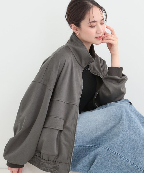 SHOO・LA・RUE(シューラルー)の「カットスエードスタンドブルゾン(ブルゾン・レディース・チャコールグレー/ライトベージュ・04/03/02/01)」の1枚目の写真