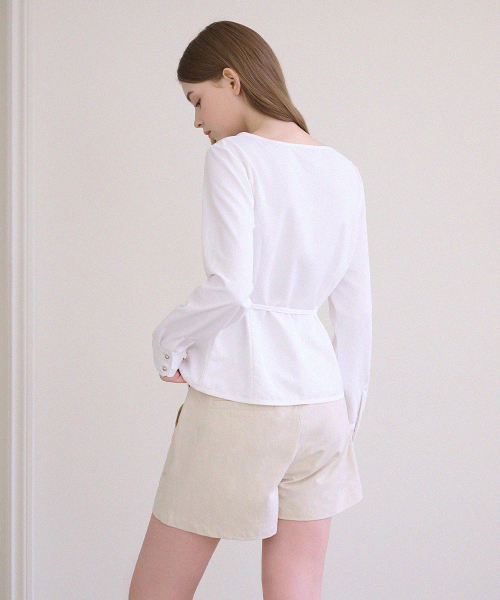 MICANE(ミケーネ)の「スアブボートネックストラップブラウス(シャツ/ブラウス・レディース・ブラック/アイボリー・X-SMALL/SMALL/MEDIUM/LARGE/X-LARGE)」の4枚目の写真