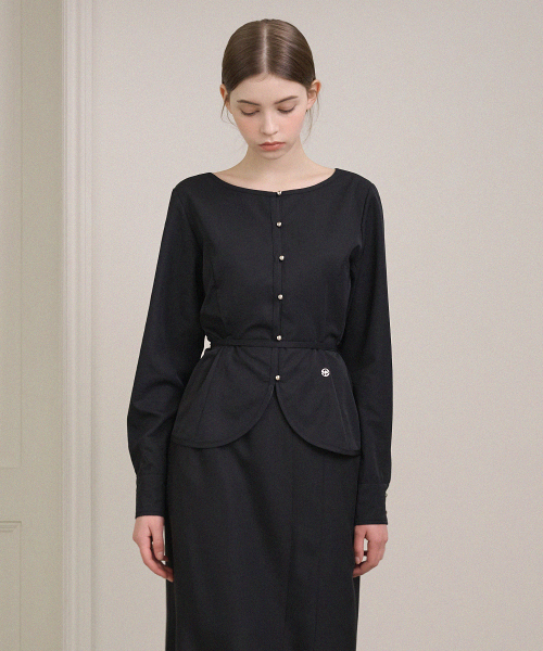 MICANE(ミケーネ)の「スアブボートネックストラップブラウス(シャツ/ブラウス・レディース・ブラック/アイボリー・X-SMALL/SMALL/MEDIUM/LARGE/X-LARGE)」の8枚目の写真