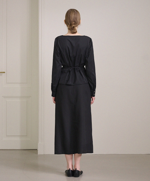 MICANE(ミケーネ)の「スアブボートネックストラップブラウス(シャツ/ブラウス・レディース・ブラック/アイボリー・X-SMALL/SMALL/MEDIUM/LARGE/X-LARGE)」の11枚目の写真