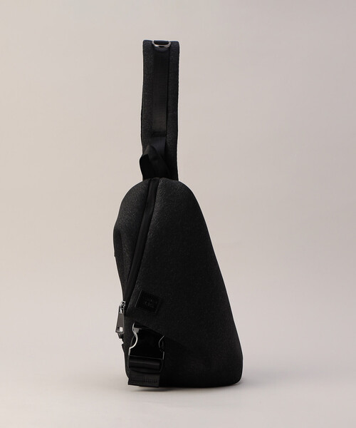COMME CA MEN(コムサメン)の「【COMME CA MEN BLACK】ネオプレーントライアングルボディーバッグ(ボディバッグ/ウエストポーチ・メンズ・チャコールグレー/ブラック/グレー・FREE)」の4枚目の写真
