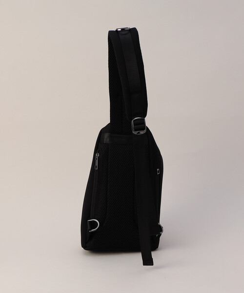 COMME CA MEN(コムサメン)の「【COMME CA MEN BLACK】ネオプレーントライアングルボディーバッグ(ボディバッグ/ウエストポーチ・メンズ・チャコールグレー/ブラック/グレー・FREE)」の6枚目の写真