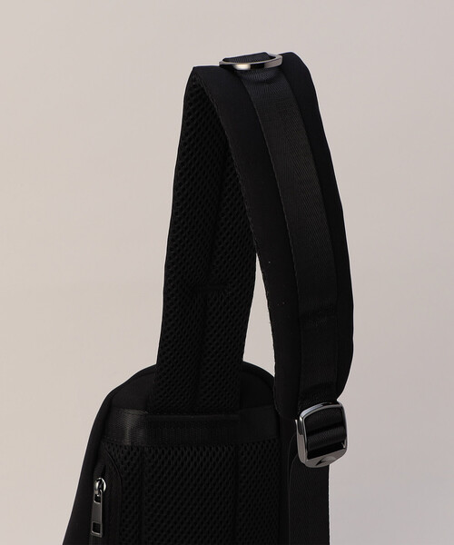 COMME CA MEN(コムサメン)の「【COMME CA MEN BLACK】ネオプレーントライアングルボディーバッグ(ボディバッグ/ウエストポーチ・メンズ・チャコールグレー/ブラック/グレー・FREE)」の8枚目の写真