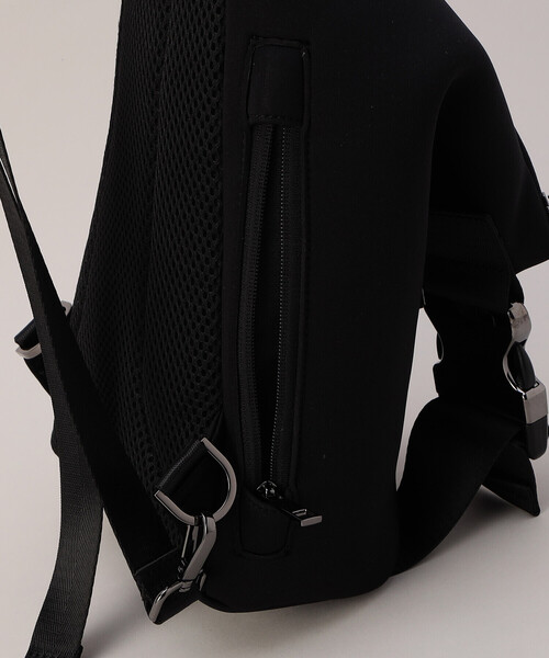 COMME CA MEN(コムサメン)の「【COMME CA MEN BLACK】ネオプレーントライアングルボディーバッグ(ボディバッグ/ウエストポーチ・メンズ・チャコールグレー/ブラック/グレー・FREE)」の11枚目の写真