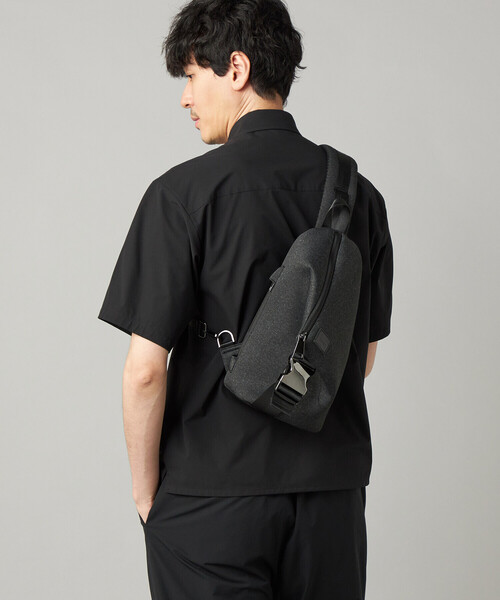 COMME CA MEN(コムサメン)の「【COMME CA MEN BLACK】ネオプレーントライアングルボディーバッグ(ボディバッグ/ウエストポーチ・メンズ・チャコールグレー/ブラック/グレー・FREE)」の16枚目の写真