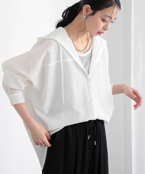 for/c(フォーシー)の「フーディーシャツ【サスティナブル(シャツ/ブラウス・レディース・オフホワイト/ライトブラウン/ブラック・M/L)」の2枚目の写真