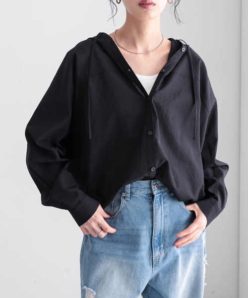 for/c(フォーシー)の「フーディーシャツ【サスティナブル(シャツ/ブラウス・レディース・オフホワイト/ライトブラウン/ブラック・M/L)」の1枚目の写真