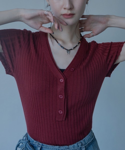VACANCY(ヴァカンシー)の「ヘンリーVネックリブトップス(ニット/セーター・レディース・ホワイト/レッド/ブルー/ブラック・FREE)」の4枚目の写真