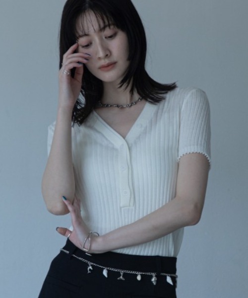 VACANCY(ヴァカンシー)の「ヘンリーVネックリブトップス(ニット/セーター・レディース・ホワイト/レッド/ブルー/ブラック・FREE)」の2枚目の写真