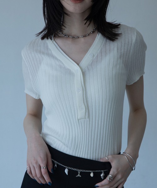 VACANCY(ヴァカンシー)の「ヘンリーVネックリブトップス(ニット/セーター・レディース・ホワイト/レッド/ブルー/ブラック・FREE)」の12枚目の写真