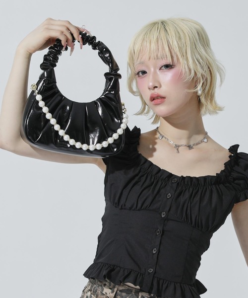 ANAP(アナップ)の「パール付 ハーフムーン バッグ(ショルダーバッグ・レディース・ピンク/ホワイト/ブルー/ブラック/イエロー・F)」の3枚目の写真