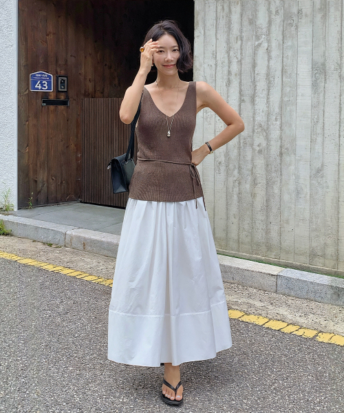 LOOKAST(ルックキャスト)の「リーズコットンプレアロングスカート / LISE COTTON FLARE LONG SKIRT_2colors(スカート・レディース・ブラック/ホワイト・SMALL/MEDIUM)」の3枚目の写真