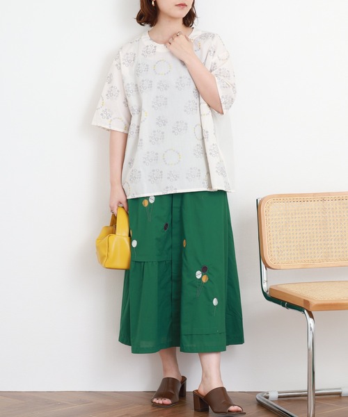 Emago(イマゴ)の「EMAGO 花ドット刺繍ブラウス(シャツ/ブラウス・レディース・ホワイト・FREE)」の7枚目の写真